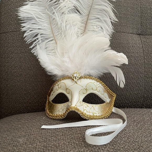 COPY - Gorgeous Mask just in time for Halloween - Picture 3 of 6